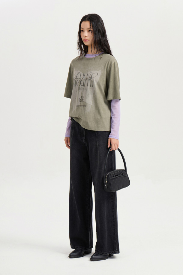 프린트 포인트 베이직 핏 하프 슬리브 티셔츠 (카키)는 캐주얼, 스트리트 무드를 연출하는 여성 반팔 티셔츠입니다. 봄, 여름 시즌에 적합하며, 크롭 기장과 라운드넥 디자인으로 시원하고 트렌디한 스타일을 완성합니다. 면 소재로 제작되어 편안한 착용감을 선사하며, 얇은 두께감으로 쾌적하게 입을 수 있습니다. 빈티지한 그래픽 프린트와 리본 디테일이 포인트이며, 피그먼트 워싱 가공으로 독특한 분위기를 더했습니다. 일상, 동네 마실, 봄 소풍, 여행 등 다양한 TPO에 활용하기 좋으며, 드라이클리닝을 권장합니다.
