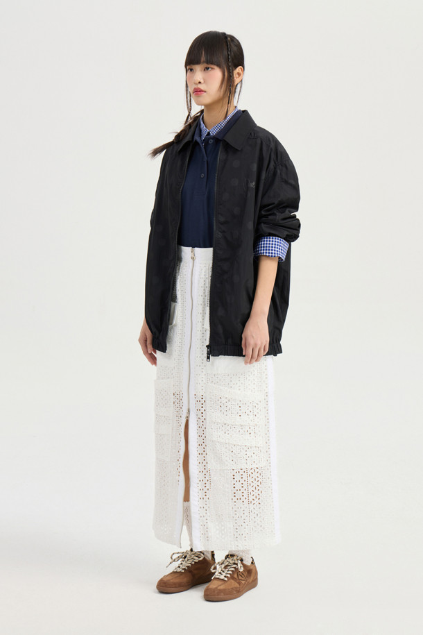 루즈 핏 피케이 티셔츠 (라이트 네이비)는 데일리룩과 동네 마실룩에 적합한 캐주얼 스타일의 피케 티셔츠입니다. 니트 카라 디자인에 가슴 왼쪽 LUCKY 레터링 자수 디테일이 돋보이며, 세미 박시 핏으로 편안한 착용감을 선사합니다. 넉넉한 사이즈와 어깨선 라인이 자연스럽게 떨어져 활동성을 더합니다. 라이트 네이비 컬러로 미니멀한 스타일을 연출하기 좋습니다.
