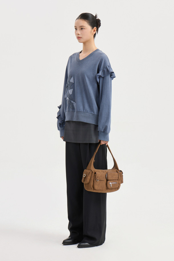 자수 포인트 스웨트셔츠 (다크블루)는 여성스러운 무드를 연출하는 캐주얼 스타일의 맨투맨입니다. 부드러운 면 소재에 루즈핏으로 편안한 착용감을 선사하며, 봄, 가을에 적합합니다. 브이넥 디자인에 리본 자수 장식과 프릴 소매 디테일이 더해져 로맨틱한 분위기를 자아냅니다. 피그먼트 워싱 처리로 빈티지한 느낌을 주어 데이트룩, 카페룩, 봄 소풍룩 등 다양한 TPO에 활용하기 좋습니다.
