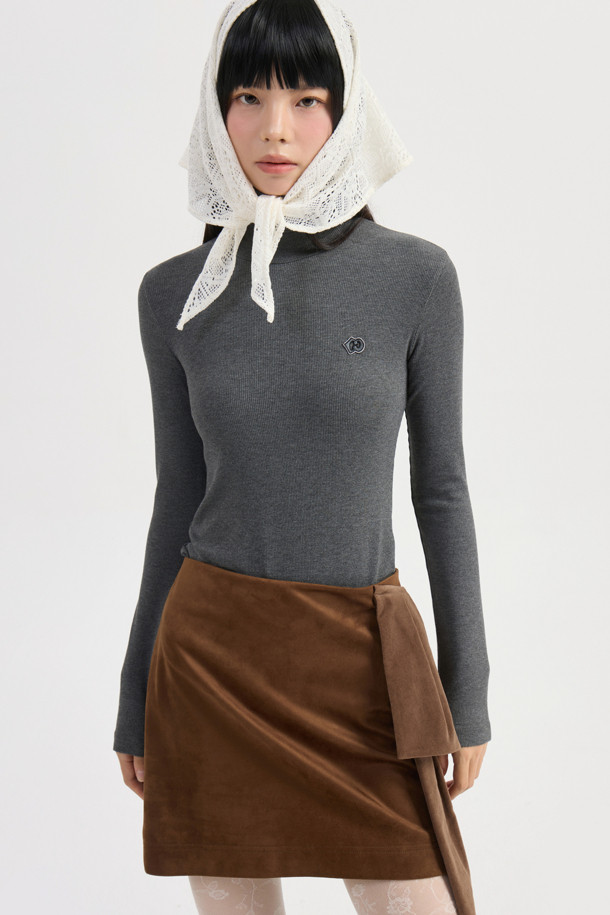 멜란지 그레이 컬러의 골지 터틀넥 티셔츠입니다. 가을, 겨울 시즌에 활용하기 좋은 긴소매 슬림핏 티셔츠로, 부드러운 면 소재로 제작되어 편안한 착용감을 선사합니다. 베이직하고 캐주얼한 스타일로, 다양한 룩에 매치하기 좋으며, 신축성 있는 소재와 왼쪽 가슴 엠블럼 자수가 포인트입니다. 얇은 두께로 제작되어 레이어드하여 입기에도 용이하며, 겨울 데일리룩, 카페룩, 데이트룩 등 다양한 TPO에 활용할 수 있습니다. 미니멀, 캐주얼, 클래식 스타일을 즐겨 입는 분들께 추천합니다.
