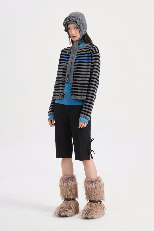 [Re-Order] 레이어드 포인트 롱 슬리브 티셔츠 (블루)는 여성스러운 무드와 캐주얼 스타일을 동시에 연출할 수 있는 긴 소매 티셔츠입니다. 부드러운 촉감과 얇은 두께감으로 봄, 가을, 겨울 시즌에 활용하기 좋으며, 라운드넥 디자인에 프릴 및 덧장 디테일이 더해져 포인트를 줍니다. 슬림핏으로 제작되어 여성스러운 실루엣을 강조하며, 데이트룩, 출근룩 등 다양한 TPO에 매치하기 좋습니다. 울, 텐셀 소재와 후라이스 소재의 조합으로 편안하면서도 세련된 스타일을 완성합니다.
