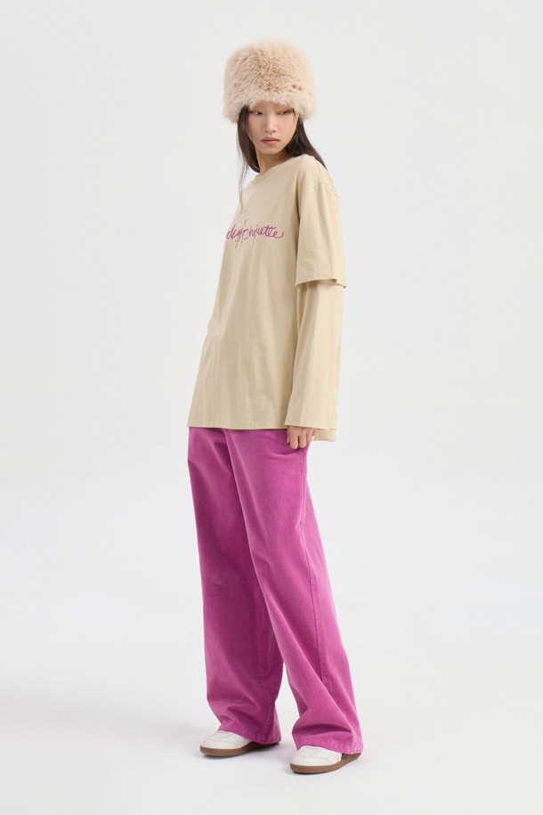 라이트 베이지 컬러의 레터링 포인트 루즈핏 롱 슬리브 티셔츠입니다. 부드러운 면 소재로 제작되어 편안한 착용감을 선사하며, 캐주얼한 스타일을 연출하기 좋습니다. 라운드넥 디자인에 언밸런스 소매 디테일과 슬로건 프린트가 포인트로 더해져 유니크함을 더했습니다. 봄, 가을 시즌 산책룩 또는 봄 소풍룩으로 활용하기 좋으며, 캐주얼, 미니멀, 클래식 스타일을 즐겨 입는 여성분들께 추천합니다. 루즈핏으로 편안하게 착용 가능하며, 레귤러 기장으로 다양한 하의와 매치하기 용이합니다.
