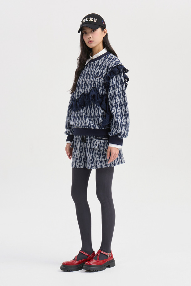 프릴 포인트 아가일 스웨트 티셔츠 (네이비)는 겨울철 캐주얼룩을 완성해 줄 여성 의류입니다. 부드러운 기모 소재로 제작되어 포근한 착용감을 선사하며, 루즈핏 디자인으로 편안하게 즐길 수 있습니다. 네이비 컬러에 아가일 패턴이 더해져 클래식한 무드를 자아내며, 프릴 장식과 레터링 자수, 어깨 및 앞판 배색 디테일로 포인트를 더했습니다. 집콕룩이나 산책룩 등 다양한 TPO에 활용 가능하며, 캐주얼, 클래식, 미니멀 스타일을 모두 소화할 수 있는 활용도 높은 아이템입니다. 긴 소매 기장의 라운드넥 디자인으로 어떤 하의와도 잘 어울립니다.
