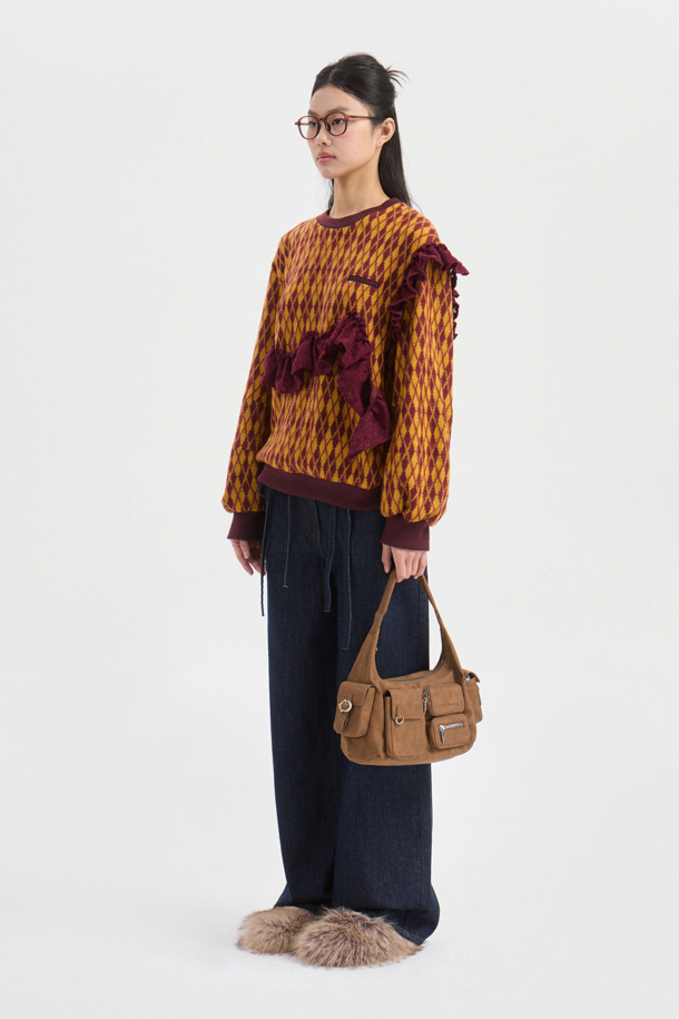 프릴 포인트 아가일 스웨트 티셔츠 (와인)는 포근한 기모 안감으로 따뜻함을 더한 여성용 맨투맨입니다. 캐주얼한 무드의 루즈핏으로 편안하게 착용 가능하며, 라운드넥과 긴 소매 기장으로 디자인되었습니다. 아가일 패턴과 프릴 디테일, 레터링 자수가 돋보여 포인트를 더했습니다. 집콕룩이나 산책룩 등 데일리하게 활용하기 좋으며, 미니멀, 클래식 스타일을 즐겨 입는 분들께 추천합니다. 다만, 필링에 주의하여 관리해야 합니다.
