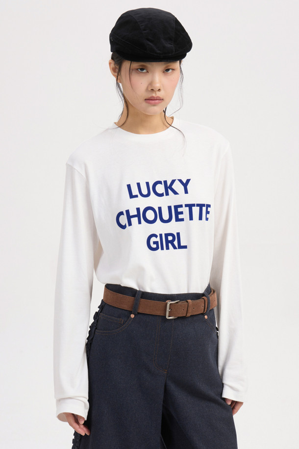 화이트 컬러의 레터링 포인트 롱 슬리브 티셔츠입니다. 부드러운 면과 모달 혼방 소재로 제작되어 편안한 착용감을 선사하며, 봄, 가을 시즌에 활용하기 좋습니다. 여유로운 루즈핏에 라운드넥 디자인으로 캐주얼하고 베이직한 스타일을 연출합니다. 앞면에 레터링 프린트가 포인트로 들어가 밋밋함을 덜어주며, 피그먼트 염색 처리로 은은한 멋을 더했습니다. 산책룩, 미니멀 스타일 연출에 적합하며, 얇은 두께감으로 간절기에도 부담 없이 착용할 수 있습니다.
