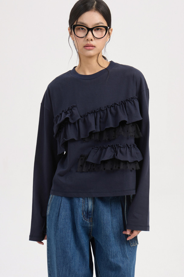 다크 네이비 색상의 프릴 포인트 스탠다드핏 긴팔 티셔츠입니다. 봄, 가을에 어울리는 얇은 두께의 면 소재로 제작되어 편안한 착용감을 선사합니다. 라운드넥 디자인에 메쉬 프릴 디테일이 더해져 캐주얼하면서도 여성스러운 분위기를 연출합니다. 16수 싱글 져지 소재로 제작되어 부드러운 촉감을 느낄 수 있으며, 데이트룩이나 봄 소풍룩과 같은 TPO에 활용하기 좋습니다. 미니멀, 캐주얼, 걸리시 스타일을 즐겨 입는 여성분들께 추천합니다.
