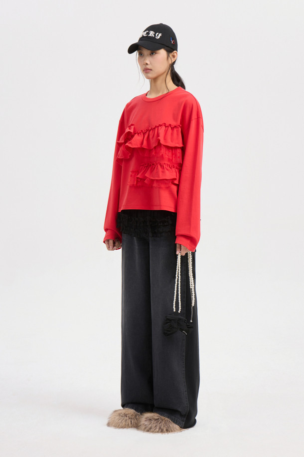 프릴 포인트 스탠다드 핏 롱 슬리브 티셔츠 (레드)는 여성용 티셔츠로, 봄, 가을에 캐주얼하게 즐겨 입기 좋습니다. 부드러운 면 소재에 얇은 두께감으로 편안한 착용감을 선사하며, 라운드넥과 긴 소매 기장으로 디자인되었습니다. 스탠다드 핏으로 어떤 스타일에도 잘 어울리며, 프릴 디테일이 여성스러운 무드를 더합니다. 16수 싱글 져지 원단과 메쉬 소재 믹스로 포인트를 주었으며, 데이트룩이나 봄 소풍룩에 매치하기 좋습니다. 진한 컬러 특성상 이염에 유의하여 착용하십시오.
