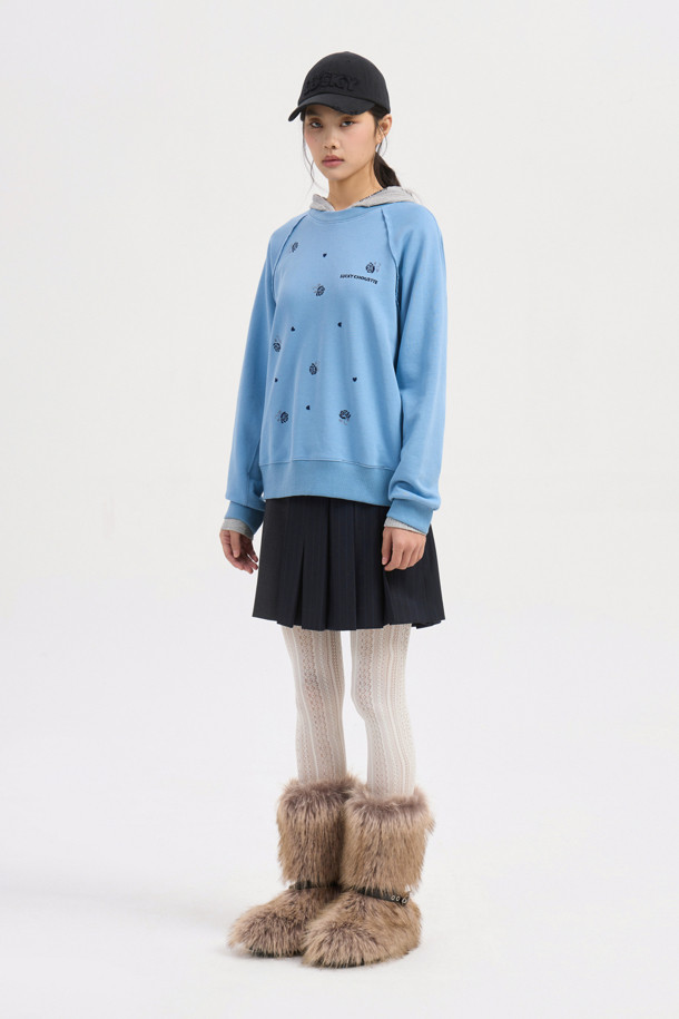 블루 컬러의 플라워 자수 스웨트 티셔츠입니다. 부드러운 면 소재로 제작되어 편안한 착용감을 선사하며, 봄, 가을 시즌에 활용하기 좋습니다. 캐주얼하고 미니멀한 스타일로, 일상복이나 봄 소풍룩으로 연출하기 좋습니다. 장미 모티브 프린트와 레터링 자수 디테일이 돋보이며, 루즈핏과 라운드넥 디자인으로 편안하게 착용할 수 있습니다. 긴 소매 기장으로 간절기 날씨에 적합하며, 다양한 하의와 매치하여 스타일리시하게 연출해보세요.
