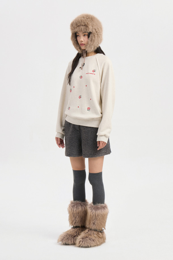 플라워 자수 스웨트 티셔츠 (오트밀)는 부드러운 면 소재로 제작되어 편안한 착용감을 선사합니다. 루즈핏으로 제작되어 여유로운 실루엣을 연출하며, 라운드넥과 긴소매 디자인으로 어떤 스타일에도 잘 어울립니다. 가을, 겨울 시즌에 적합하며, 두꺼운 두께감으로 따뜻하게 입을 수 있습니다. 장미 모티브와 레터링 자수 디테일이 돋보이는 캐주얼 스타일의 맨투맨으로, 집콕룩이나 산책룩으로 활용하기 좋습니다.
