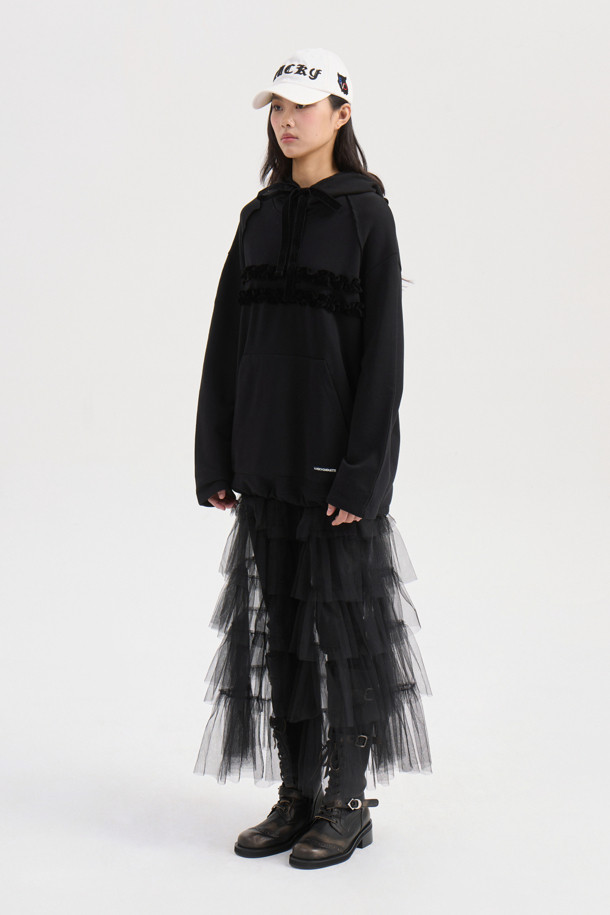 프릴 포인트 루즈핏 후드 티셔츠 (블랙)는 여성 고객을 위한 캐주얼 스타일의 후드 티셔츠입니다. 솔리드 3단 쮸리 면 소재로 제작되어 편안한 착용감을 제공하며, 봄, 가을에 적합합니다. 루즈핏으로 활동성을 높였으며, 프릴 디테일과 캥거루 포켓, 레터링 자수 디자인으로 포인트를 더했습니다. 산책룩, 집콕룩 등 다양한 TPO에 활용 가능하며, 미니멀한 스타일 연출에도 용이합니다. 긴 소매 기장의 무지 디자인으로 어떤 하의와도 쉽게 매치할 수 있습니다.
