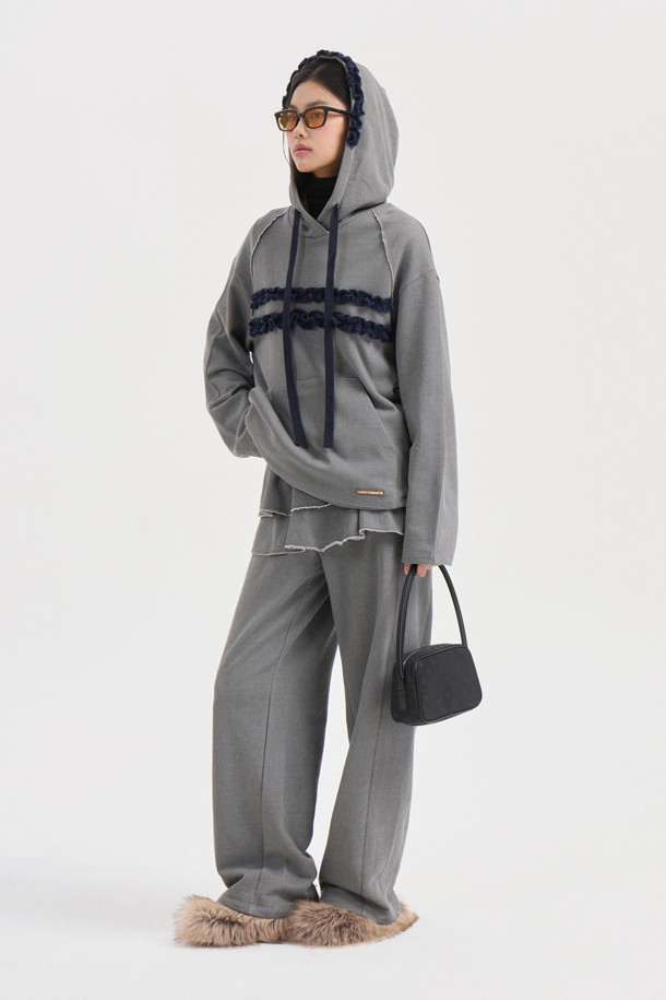 프릴 포인트 루즈핏 후드 티셔츠 (그레이)는 3단 쮸리 소재로 제작되어 부드러운 촉감을 선사하는 데일리 후드 티셔츠입니다. 캐주얼, 미니멀, 스트리트 스타일을 모두 소화할 수 있으며, 캥거루 포켓과 레터링 자수 디테일이 돋보입니다. 루즈핏으로 편안한 착용감을 제공하며, 피그먼트 워싱으로 빈티지한 멋을 더했습니다. 봄, 가을, 겨울 모두 활용 가능하며, 집콕룩이나 산책룩으로 활용하기 좋습니다. 
