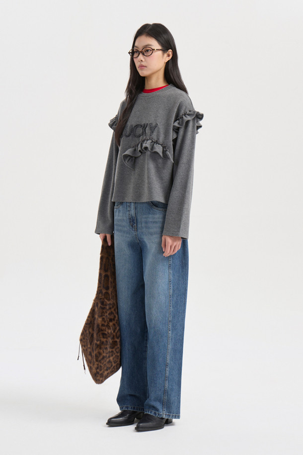 멜란지 그레이 컬러의 크로셰 자수 포인트 롱 슬리브 티셔츠입니다. 부드러운 니트라이크 져지 소재로 제작되어 편안한 촉감을 선사하며, 가을/겨울 시즌 데이트룩, 모임룩에 적합합니다. 라운드넥에 루즈핏으로 디자인되어 캐주얼, 미니멀, 로맨틱 스타일을 연출하기 좋습니다. 섬세한 뜨개 자수 포인트와 프릴 디테일이 여성스러운 무드를 더합니다. 얇은 두께로 제작되어 간절기부터 겨울까지 스타일리시하게 착용할 수 있습니다.
