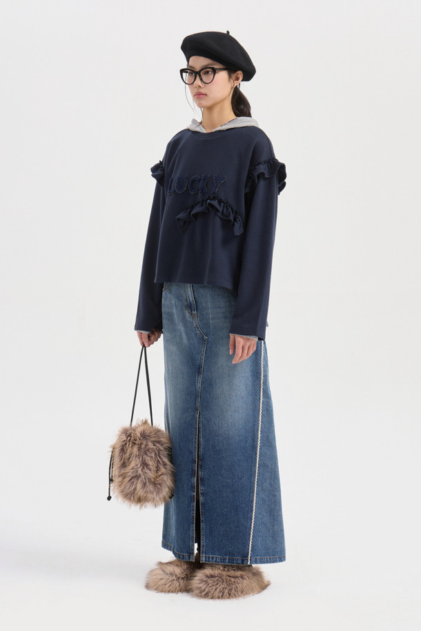 다크 네이비 컬러의 크로셰 자수 포인트 롱 슬리브 티셔츠입니다. 부드러운 니트라이크 져지 소재로 제작되어 편안한 착용감을 선사하며, 라운드넥과 루즈핏으로 캐주얼한 무드를 더했습니다. 프릴 디테일과 뜨개 자수 포인트가 여성스러운 매력을 돋보이게 합니다. 봄, 가을 시즌 데이트룩, 산책룩 등 다양한 일상 스타일에 활용하기 좋은 웨어러블한 디자인입니다. 미니멀, 걸리시 스타일을 즐겨 입는 여성분들께 추천합니다.
