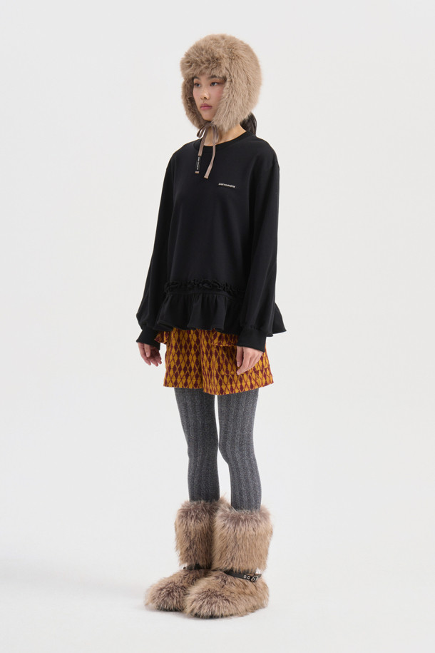 Hem Line Frill Sweatshirt (블랙)은 부드러운 면 소재로 제작되어 가을과 겨울에 따뜻하게 착용할 수 있는 여성 맨투맨입니다. 캐주얼하고 미니멀한 스타일로, 루즈핏과 라운드넥 디자인이 편안함을 선사합니다. 무지 패턴의 블랙 컬러는 어떤 하의와도 쉽게 매치할 수 있으며, 밑단 프릴 디테일이 여성스러운 포인트를 더합니다. 긴 소매 기장과 두꺼운 두께감으로 포근하게 착용 가능한 데일리 아이템입니다.
