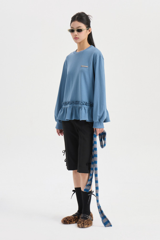 헤 라인 프릴 스웨트셔츠 (블루)는 산뜻한 블루 컬러와 부드러운 면 소재로 제작되어 봄, 가을 시즌에 활용하기 좋은 아이템입니다. 캐주얼한 무드를 연출하며 데이트룩, 봄 소풍룩에 적합합니다. 크롭 기장의 루즈핏으로 편안하면서도 스타일리시하게 연출할 수 있으며, 밑단 프릴 디테일이 여성스러운 포인트를 더합니다. 얇은 두께감과 라운드넥 디자인으로 간절기에도 부담 없이 착용 가능하며, 미니멀한 스타일을 즐기는 분들께 추천합니다.
