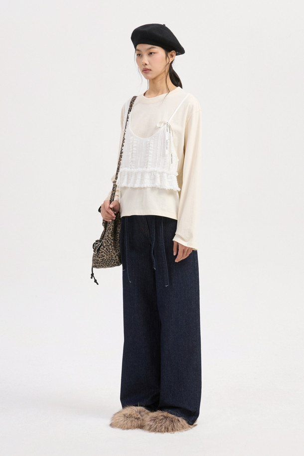 부드러운 면 소재의 '뷔스티에' 롱 슬리브 티셔츠입니다. 가볍고 얇은 두께감으로 봄, 가을 시즌에 활용하기 좋으며, 라운드넥과 긴 소매 디자인으로 여성스러운 무드를 연출합니다. 셔링 뷔스티에 디테일이 포인트이며, '실켓' 가공 처리된 싱글 져지 소재로 부드러운 촉감을 선사합니다. 스탠다드핏 또는 루즈핏으로 편안하게 착용 가능하며, 일상 및 데이트룩, 캐주얼 및 미니멀 스타일 연출에 적합합니다. 라이트 베이지 컬러로 다양한 하의와 매치하기 좋습니다.
