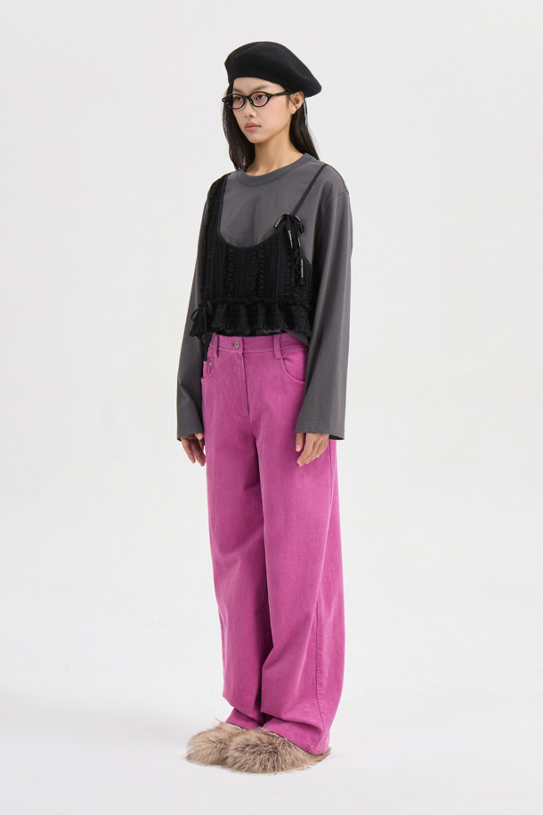 다크 그레이 컬러의 뷔스티에 롱 슬리브 티셔츠입니다. 부드러운 촉감의 면 소재로 제작되었으며, 봄, 가을에 착용하기 좋습니다. 루즈 핏에 라운드넥 디자인으로 편안한 착용감을 선사하며, 셔링 뷔스티에 디테일이 돋보입니다. 일상, 데이트룩, 모임룩 등 다양한 TPO에 캐주얼, 미니멀, 클래식 스타일로 연출하기 좋습니다. 싱글 져지 소재에 실켓 가공하여 부드러운 착용감을 느낄 수 있습니다.
