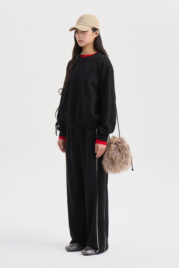 리본 포인트 스웨트셔츠 (블랙)는 여성들을 위한 캐주얼 스타일의 크롭 기장 맨투맨/스웨트셔츠입니다. 부드러운 면 소재로 제작되어 봄, 가을에 편안하게 착용하기 좋으며, 슬림핏으로 여성스러운 실루엣을 연출합니다. 라운드넥과 긴소매 디자인에 오른쪽 소매의 벨벳 리본 장식과 가슴 부분의 슈에뜨 자수 디테일이 포인트입니다. 데이트룩 또는 모임룩으로 걸리시하고 미니멀한 스타일을 연출해보세요.
