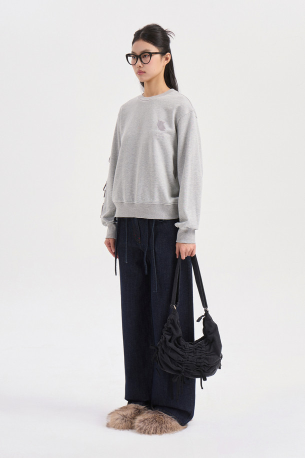 멜란지 그레이 컬러의 리본 포인트 맨투맨 티셔츠입니다. 캐주얼하고 미니멀한 스타일로, 봄, 가을에 어울리는 크롭 기장의 긴소매 디자인입니다. 오른쪽 소매에는 벨벳 리본 장식이, 가슴에는 슈에뜨 자수가 포인트로 자리 잡고 있습니다. 슬림핏으로 제작되어 더욱 세련된 핏을 연출하며, 일상에서 편안하게 착용할 수 있는 웨어러블 아이템입니다. 라운드넥으로 제작되어 어떤 스타일에도 잘 어울립니다.
