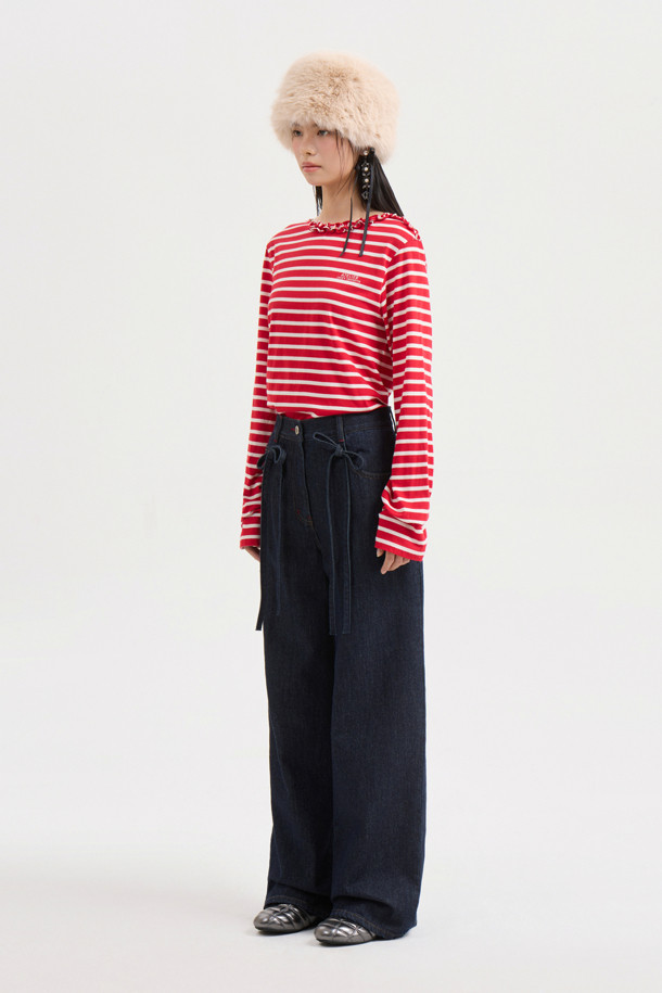 [Atelier] 프릴 포인트 스트라이프 롱 슬리브 티셔츠(레드)는 여성스러운 분위기를 연출하는 긴 소매 티셔츠입니다. 부드러운 면 소재로 제작되어 편안한 착용감을 선사하며, 얇은 두께감으로 봄, 가을 시즌에 활용하기 좋습니다. 넥 라인의 프릴 디테일과 가슴 부분의 아틀리에 자수 디테일이 돋보이며, 슬림핏 디자인과 스트라이프 패턴이 캐주얼하면서도 베이직한 스타일을 완성합니다. 데이트룩, 카페룩 등 다양한 상황에 어울리는 아이템으로, 미니멀한 스타일을 선호하는 분들께 추천합니다.
