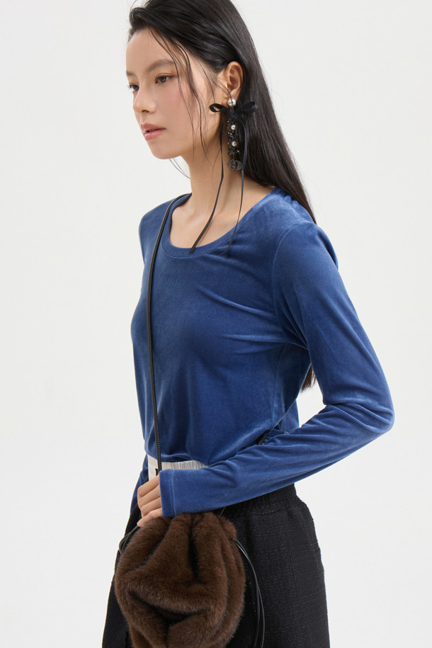 [Re-Order] [아틀리에] 벨벳 U넥 긴 소매 티셔츠는 부드러운 벨벳 져지 소재로 제작되어 가을과 겨울에 따뜻하고 편안하게 착용할 수 있습니다. 슬림핏 디자인에 U넥 라인으로 여성스러운 실루엣을 연출하며, 베이직한 스타일로 데이트룩, 모임룩 등 다양한 TPO에 활용하기 좋습니다. 신축성이 뛰어나 활동성을 높였으며, 앞 중심에는 아틀리에 프린트가 더해져 포인트를 줍니다. 얇은 두께감으로 레이어드하기 좋으며, 단독 손세탁을 권장합니다. 클래식, 미니멀, 캐주얼 스타일을 즐기는 분들께 추천합니다.
