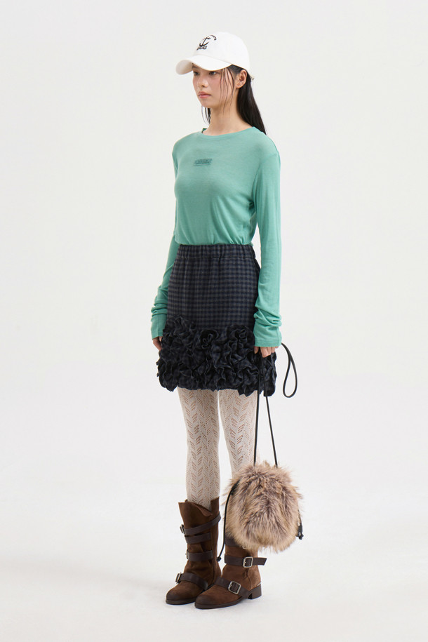 [Atelier] 자수 포인트 슬림핏 긴팔 티셔츠 (green)는 부드러운 촉감의 울, 텐셀 혼방 소재로 제작되어 봄, 가을에 착용하기 좋습니다. 슬림핏 디자인과 라운드넥으로 캐주얼하고 베이직한 스타일을 연출하며, 레이스 테이프 디테일과 아틀리에 자수 포인트가 특징입니다. 데이트룩, 카페룩 등 다양한 TPO에 활용 가능하며, 이너용 티셔츠로도 적합하여 활용도가 높습니다. 그린 컬러로 세련된 느낌을 더해 클래식, 미니멀 스타일을 즐기는 분들께 추천합니다.
