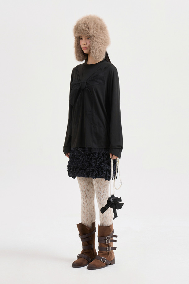 [Atelier] 리본 아플리케 롱 슬리브 티셔츠 (블랙)는 부드러운 모달 소재로 제작되어 편안한 착용감을 선사합니다. 유니크하고 캐주얼한 스타일을 연출하며, 메쉬 리본 디테일과 세일러 카라 프린트, 하이브리드 디자인이 돋보입니다. 라운드넥에 여유 있는 핏으로 편안함을 더했으며, 봄, 가을 계절에 데이트룩, 카페룩 등 다양한 TPO에 활용하기 좋습니다. 미니멀하면서도 로맨틱한 무드를 연출할 수 있는 긴소매 티셔츠입니다.
