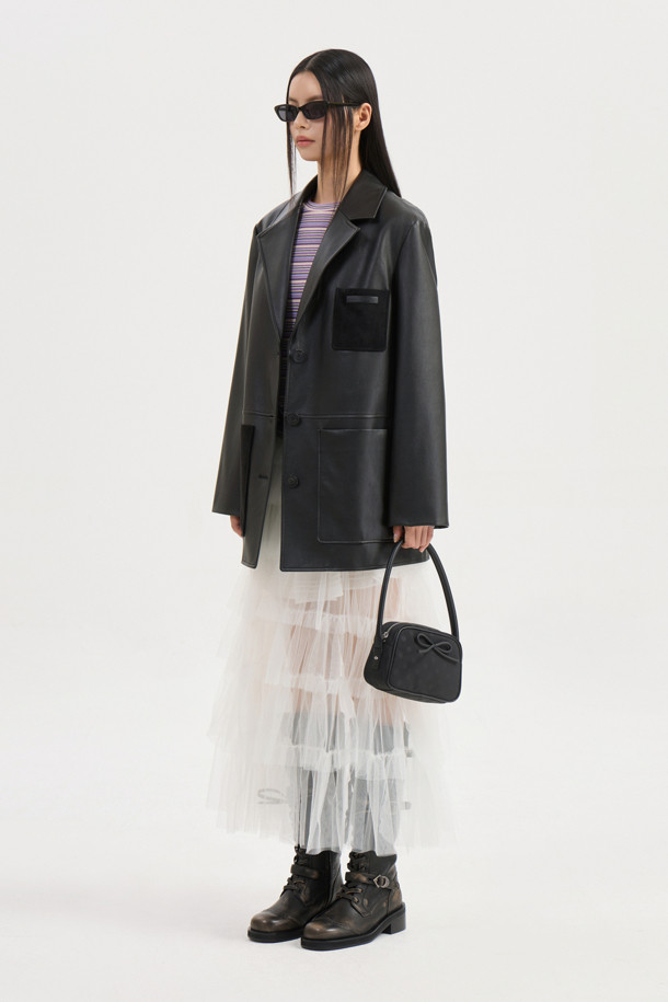 스트라이프 슬림 핏 롱 슬리브 티셔츠 (바이올렛)는 여성용 티셔츠로, 봄, 가을에 입기 좋은 긴소매 디자인입니다. 부드러운 면과 스판덱스 혼방 소재로 제작되어 편안한 착용감을 선사하며, 슬림 핏으로 깔끔한 실루엣을 연출합니다. 라운드넥에 가슴 레터링 자수 포인트와 뒷넥 개발 라벨 디테일이 돋보이며, 신축성 좋은 소재로 활동성을 높였습니다. 캐주얼하고 베이직한 스타일로, 동네 마실룩이나 봄 소풍룩에 활용하기 좋습니다.
