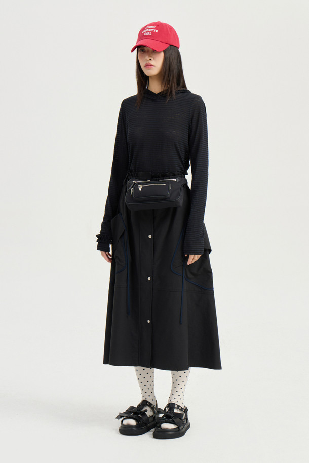 슬림핏 후드 티셔츠입니다. 블랙 색상의 무지 디자인으로, 캐주얼, 미니멀, 시크 스타일을 연출하기 좋습니다. 나일론 소재로 제작되어 가볍고 실용적이며, 힙색, 웨이스트백, 벨트백과 같은 웨어러블한 룩에 잘 어울립니다. 수납 기능과 지퍼 디테일로 편의성을 더했으며, 동네 마실룩, 여행룩, 산책룩 등 다양한 TPO에 활용하기 좋습니다. 스몰 사이즈로, 여성분들에게 적합합니다.
