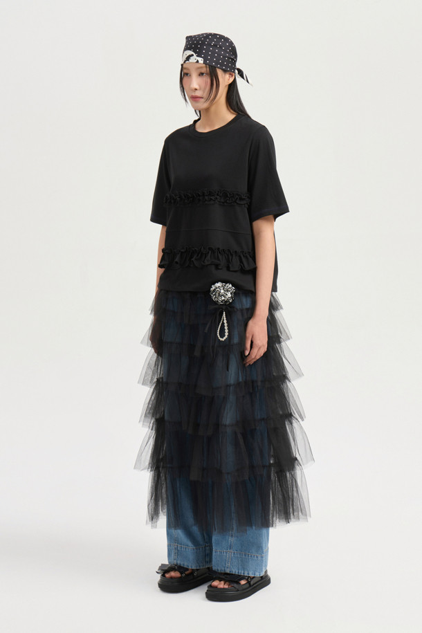 프릴 포인트 반소매 티셔츠는 여성 의류로, 캐주얼하고 미니멀한 스타일을 연출하기에 좋습니다. 봄, 여름 시즌에 적합하며, 스탠다드 핏과 라운드넥 디자인으로 편안하게 착용할 수 있습니다. 블랙 색상의 무지 티셔츠로, 앞판 메쉬 배색과 프릴 디테일이 특징입니다. 뒤 상단에는 엠블럼 자수 디테일이 더해져 포인트를 줍니다.
