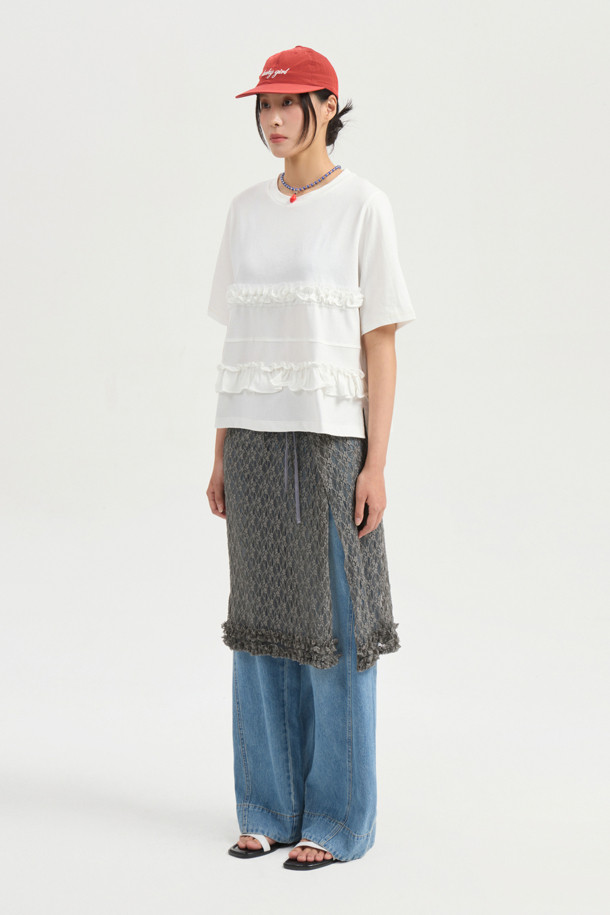 프릴 포인트 반소매 티셔츠는 여성스러운 무드를 연출해 주는 캐주얼 스타일의 반팔 티셔츠입니다. 라운드넥 디자인에 스탠다드핏 또는 루즈핏으로 편안하게 착용 가능하며, 봄, 여름 시즌에 적합합니다. 화이트 색상에 무지 패턴으로 어떤 하의와도 쉽게 매치할 수 있습니다. 메쉬 배색과 엠블럼 자수, 프릴 디테일이 더해져 포인트를 더했습니다. 동네 마실룩, 여행룩 등 다양한 상황에서 웨어러블하게 활용할 수 있습니다.
