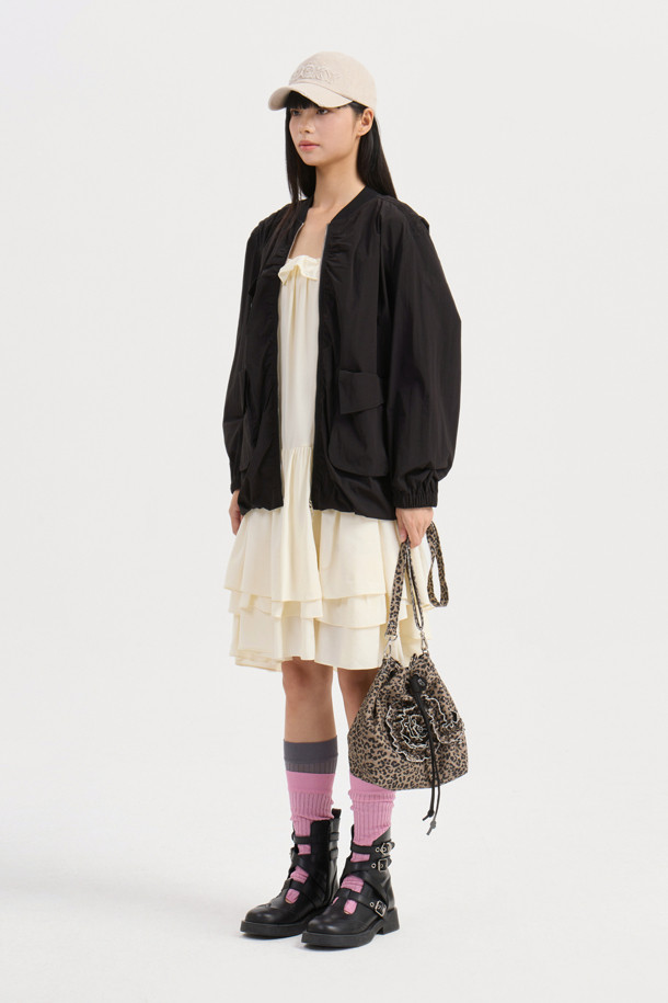 솔리드 포켓 집업 점퍼 (블랙)는 가볍고 부드러운 나일론 소재로 제작되어 봄, 가을 간절기에 적합합니다. 루즈핏으로 편안한 착용감을 선사하며, 블랙 컬러에 무지 패턴으로 어떤 옷에도 쉽게 매치할 수 있습니다. 밑단 밴딩과 니트 넥라인, 아웃포켓, 셔링 디테일이 더해져 캐주얼하면서도 페미닌한 스타일을 연출합니다. 동네 마실룩이나 산책룩과 같이 가벼운 일상에 미니멀하게 활용하기 좋습니다. 긴 소매 기장의 집업 스타일 점퍼입니다.
