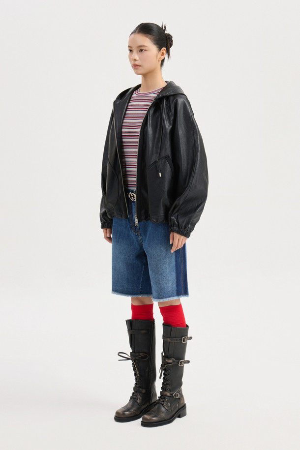 [Re-Order] 페이크 레더 후드 점퍼 (블랙)는 가을, 겨울 시즌에 어울리는 여성용 점퍼입니다. 루즈핏으로 제작되어 편안한 착용감을 선사하며, 지퍼형 여밈 방식으로 간편하게 착용할 수 있습니다. 블랙 컬러에 로고 패턴이 더해져 캐주얼하고 스트릿한 무드를 연출합니다. 두꺼운 두께감의 인조가죽과 페이크 스웨이드 배색으로 고급스러움을 더했으며, 긴 소매와 후드 디자인이 특징입니다. 겨울 데일리룩, 쇼핑룩, 산책룩 등 다양한 TPO에 활용할 수 있습니다.
