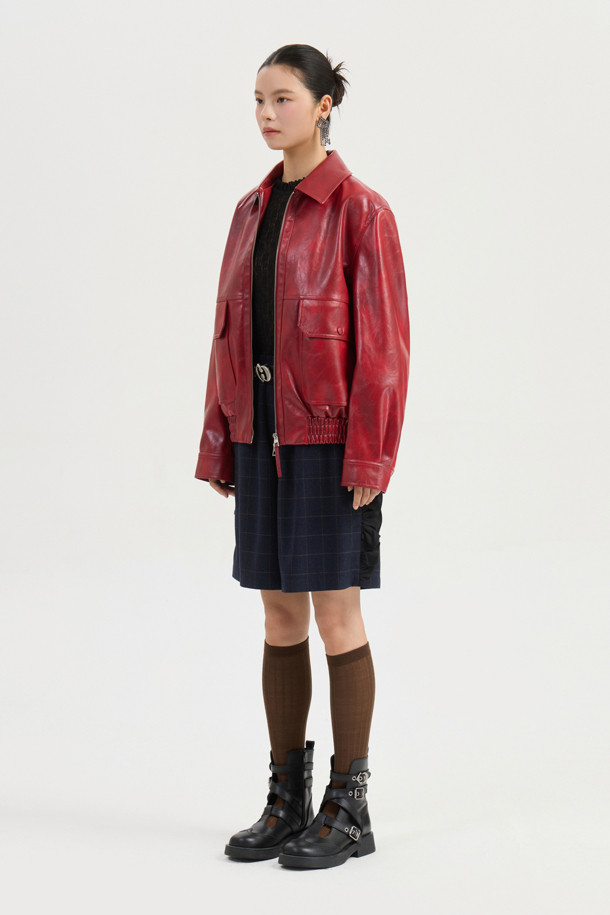 페이크 레더 카라 점퍼 (레드)는 캐주얼, 스트릿 스타일을 즐기는 여성들을 위한 크롭 기장의 인조 가죽 점퍼입니다. 봄, 가을에 적합하며, 부드러운 촉감의 소재로 제작되어 편안하게 착용할 수 있습니다. 지퍼형 여밈 방식에 밑단 이밴드 블루종 디자인으로 활동성을 높였으며, 워시드 가공과 래키 (LUCKY) 로고 안감, 가슴 포켓 스냅 디테일이 특징입니다. 데이트룩, 쇼핑룩 등 다양한 TPO에 맞춰 미니멀한 스타일링을 연출해보세요. 루즈핏으로 편안하면서도 멋스러운 핏을 선사합니다.
