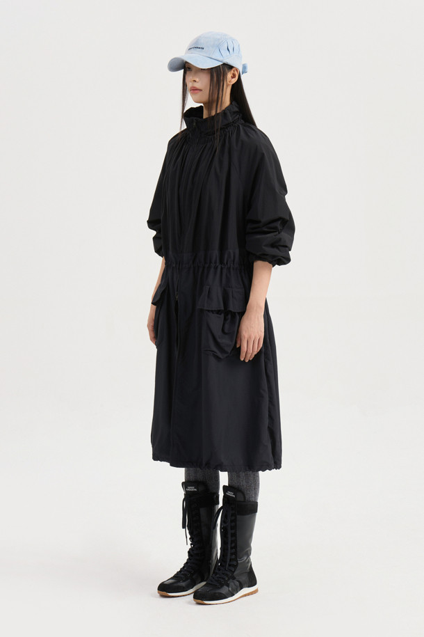 볼륨 포켓 롱 점퍼 (black)는 캐주얼, 스트리트 스타일을 즐기는 분들을 위한 아우터입니다. 롱 기장의 무지 디자인으로, 봄, 가을에 가볍게 걸치기 좋습니다. 루즈핏에 부드러운 나일론 소재를 사용하여 편안한 착용감을 선사하며, 넥과 허리 밑단의 셔링 디테일이 여성스러운 실루엣을 연출합니다. 원피스형 실루엣과 볼륨감 있는 디자인, 입체적인 아웃 포켓이 돋보이며, 지퍼 여밈 방식으로 간편하게 착용할 수 있습니다. 동네 마실룩이나 산책룩에 안성맞춤입니다.
