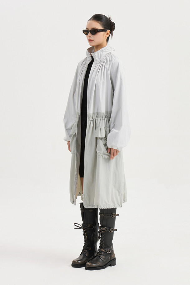 볼륨 포켓 롱 점퍼 (라이트 그레이)는 캐주얼, 스트릿, 미니멀 스타일을 즐겨 입는 여성 고객을 위한 아이템입니다. 가볍고 부드러운 나일론 소재로 제작되어 봄, 가을 간절기에 적합하며, 얇은 두께감으로 편안한 착용감을 선사합니다. 롱 기장과 루즈핏으로 체형 커버에 효과적이며, 볼륨감 있는 포켓 디자인과 넥, 허리 밑단 셔링 디테일이 돋보입니다. 지퍼 여밈 방식으로 간편하게 착용 가능하며, 동네 마실룩, 산책룩 등 일상적인 활동에 스타일리시함을 더해줍니다. 원피스 같은 실루엣으로 여성스러움을 강조하며 다양한 룩에 활용하기 좋습니다.
