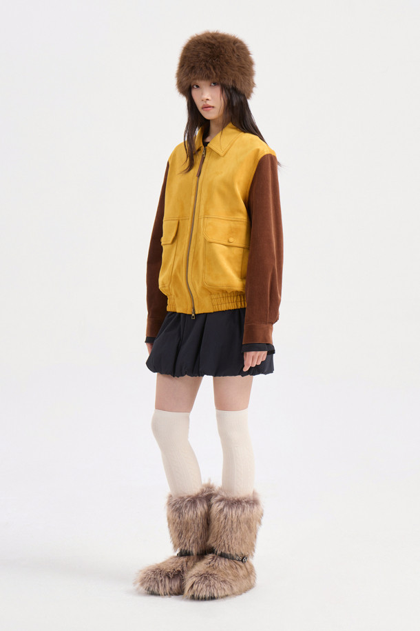 코듀로이 슬리브 페이크 스웨이드 점퍼 (옐로우)는 부드러운 스웨이드 소재의 몸판과 코듀로이 소매의 조화가 돋보이는 여성용 점퍼입니다. 캐주얼, 미니멀, 클래식 스타일을 아우르는 디자인으로, 가을과 겨울에 따뜻하게 착용하기 좋습니다. 오버핏 크롭 기장으로 편안한 착용감을 선사하며, 빅 사이즈 포켓과 금속 지퍼 디테일이 돋보입니다. 여행룩, 캠핑룩 등 다양한 TPO에 활용 가능하며, 옐로우와 브라운 두 가지 컬러로 만나볼 수 있습니다.
