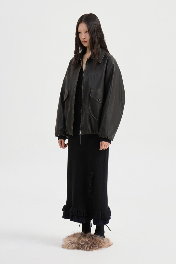 다크 브라운 컬러의 워싱 페이크 레더 카라 점퍼입니다. 힙 기장의 오버핏 블루종 스타일로, 가을과 겨울에 따뜻하게 착용할 수 있습니다. 겉감은 인조가죽 소재이며, 두꺼운 두께감과 패딩 안감으로 보온성을 높였습니다. 지퍼 여밈 방식과 아웃포켓 디테일, 밴딩 마감으로 활동성을 더했습니다. 데이트룩, 모임룩, 캐주얼 및 미니멀 스타일링에 모두 잘 어울립니다.
