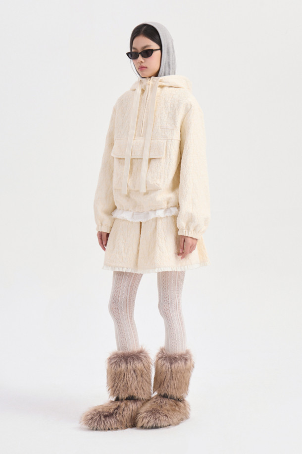 헤링본 후드 아노락 점퍼는 울 소재로 제작되어 따뜻한 착용감을 선사하는 여성용 아우터입니다. 아이보리 컬러의 스탠다드핏 디자인은 클래식하면서도 유니크한 스타일을 연출하며, 겨울철 출근룩과 모임룩에 모두 잘 어울립니다. 헤링본 패턴과 후드 스트링 리본 디테일, 엠블럼 슬라이더, 레터링 와펜, 솔리드 배색이 특징이며, 긴 소매와 집업 여밈 방식이 특징입니다. 두꺼운 두께감으로 보온성을 높였으며, 미니멀, 캐주얼 스타일을 선호하는 분들께 추천합니다.
