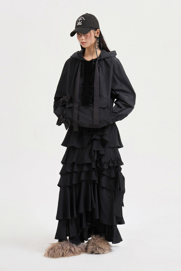 [Re-Order] [아뜰리에] 후드 아노락 점퍼 (블랙)는 여성 고객을 위한 캐주얼, 스포티 스타일의 아노락입니다. 봄, 가을에 어울리는 루즈핏의 후드 점퍼로, 힙 기장입니다. 블랙 컬러의 무지 디자인이며, 부드러운 촉감의 폴리에스터, 면 혼방 소재로 제작되었습니다. 셔링, 리본, 테이프, 니트 부자재 디테일이 특징이며, 산책룩에 활용하기 좋습니다. 긴 소매 기장으로 간절기에 편안하게 착용할 수 있습니다.
