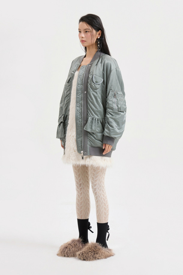 [Re-Order] [아뜰리에] 러플 디테일 하프 점퍼 (카키)는 봄, 가을에 산책룩 또는 캐주얼, 미니멀 스타일을 연출하기 좋은 여성 점퍼입니다. 부드러운 촉감의 나일론 소재로 제작되었으며, 보통 두께감으로 간절기에 활용하기 좋습니다. 코쿤핏 디자인에 은은한 광택감이 돋보이며, 러플 디테일과 파카링 봉제, 미니 포켓, 플라켓 디자인이 특징입니다. 지퍼형 여밈 방식으로 간편하게 착용할 수 있으며, 하프 기장의 블루종 스타일로 다양한 하의와 매치하기 좋습니다. 카키 컬러로 어떤 옷에도 잘 어울려 데일리 아우터로 추천합니다.
