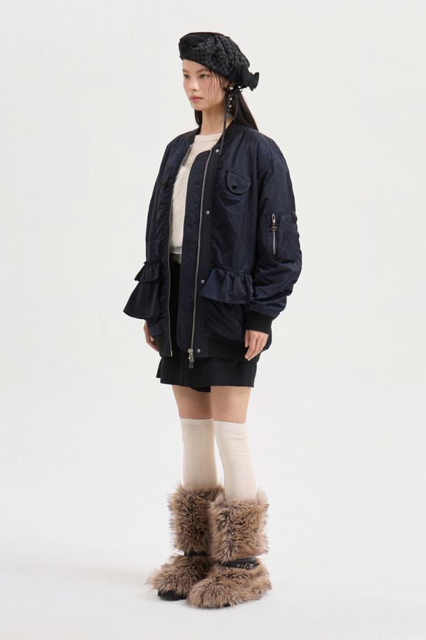 [Re-Order] [아뜰리에] 러플 디테일 하프 점퍼 (다크 네이비)는 산책룩과 봄 소풍룩에 어울리는 여성용 아우터입니다. 다크 네이비 컬러의 무지 디자인으로, 캐주얼, 미니멀, 클래식 스타일을 연출하기 좋습니다. 부드러운 촉감의 나일론 소재로 제작되었으며, 힙 기장의 코쿤핏으로 편안하게 착용할 수 있습니다. 지퍼형 여밈 방식에 긴 소매, 블루종 코트 타입으로 디자인되었으며, 러플 디테일, 파카링 봉제, 미니 포켓, 플라켓 디자인, 은은한 광택감이 특징입니다. 봄, 가을 시즌에 활용하기 좋은 보통 두께의 점퍼입니다.
