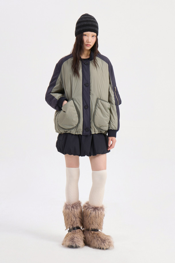 카키 컬러의 볼륨 패딩 점퍼입니다. 가을, 겨울 시즌 여성 의류로, 가볍고 부드러운 나일론 소재를 사용하여 편안한 착용감을 선사합니다. 오버핏 디자인에 볼륨감 있는 실루엣이 특징이며, 니트 시보리 디테일과 셔링 포켓으로 포인트를 더했습니다. 캐주얼 및 미니멀 스타일을 즐겨 입는 분들께 산책룩으로 추천하는 제품입니다. 버튼 여밈 방식의 크롭 기장으로 세련된 핏을 연출합니다.
