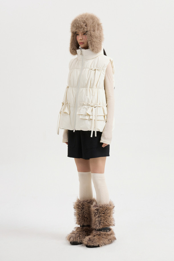 리본 디테일이 돋보이는 [Re-Order] 리본 다운 베스트는 페미닌한 무드를 연출합니다. 부드러운 유연함을 자랑하는 나일론, 스판덱스 혼방 소재로 제작되어 편안한 착용감을 선사합니다. 숏 기장과 투웨이 지퍼 여밈으로 세련된 실루엣을 강조하며, 셔링 디테일과 샤이니 안감이 고급스러움을 더합니다. 데이트룩, 모임룩 등 다양한 TPO에 활용 가능한 아이보리 컬러의 겨울철 필수 아이템입니다. 구스다운 충전재와 패딩 안감으로 보온성을 높였습니다.
