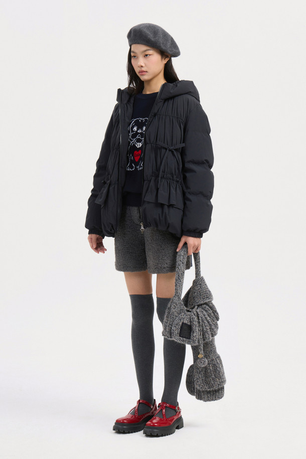 블랙 색상의 리본 후디 다운 점퍼는 페미닌하고 발랄한 무드를 연출합니다. 셔링 디테일과 프릴 단, 리본 장식이 여성스러운 포인트를 더하며, 볼륨감 있는 후드 디자인으로 사랑스러운 분위기를 선사합니다. 넉넉한 두께감과 유연한 촉감의 나일론, 스판 혼방 소재로 제작되어 편안한 착용감을 제공하며, 투웨이 지퍼와 긴 소매 기장으로 활동성을 높였습니다. 샤이니한 안감은 고급스러움을 더하며, 데이트룩, 모임룩, 클래식, 미니멀, 로맨틱 스타일을 즐겨 입는 여성분들께 추천합니다.
