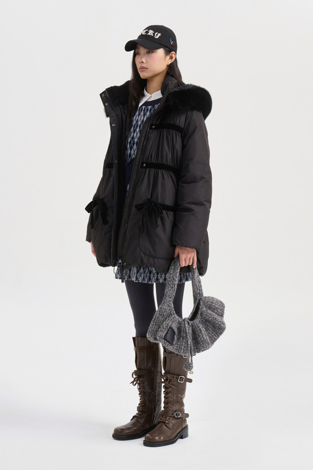 블랙 컬러의 폭스 퍼 트리밍 후드 다운 점퍼입니다. 여성스러운 페미닌 및 러블리 무드를 연출하며, 세미 A라인 핏으로 날씬한 실루엣을 선사합니다. 부드러운 구스다운 소재와 두꺼운 두께감으로 뛰어난 보온성을 제공하며, 탈부착 가능한 폭스 퍼 트리밍, 벨벳 리본 및 셔링 디테일이 고급스러움을 더합니다. 럭키 로고 패턴 안감과 긴 소매 기장, 집업 여밈 방식으로 편안한 착용감을 선사하며, 데이트룩, 모임룩, 연말 모임룩 등 다양한 TPO에 활용 가능합니다. 클래식, 로맨틱, 미니멀 스타일을 즐기는 여성분들께 추천합니다.
