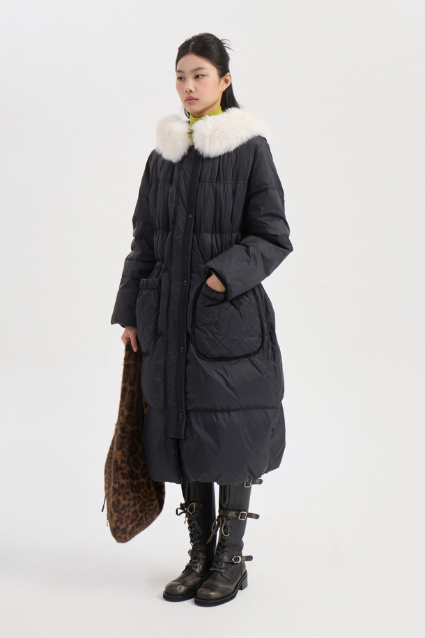 블랙 컬러의 폭스 퍼 후드 구스다운 코트입니다. 추운 겨울, 캐주얼하고 미니멀한 스타일을 연출하기 좋습니다. 탈부착 가능한 리얼 폭스퍼 후드로 고급스러움을 더했으며, 허리 라인과 밑단 스트링으로 핏을 조절할 수 있습니다. 겉감은 부드러운 나일론 소재이며, 안감은 럭키 로고 패턴으로 디자인되었습니다. 출근룩이나 여행룩에 활용하기 좋은, 보온성이 뛰어난 맥시 기장의 구스다운 코트입니다.
