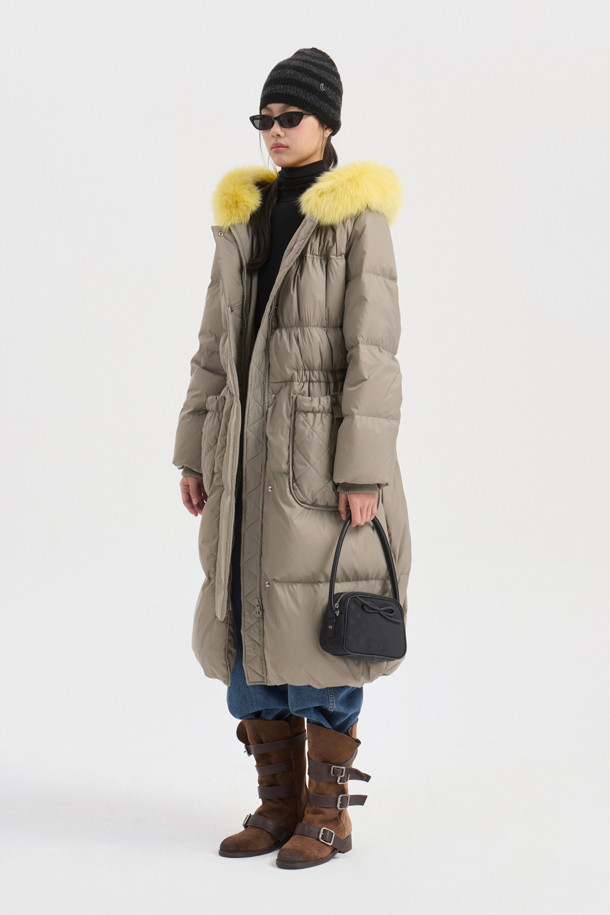 라이트 카키 색상의 폭스 퍼 후드 구스다운 코트는 겨울철 캐주얼 스타일을 완성하는 여성 아우터입니다. 탈부착 가능한 리얼 폭스퍼 후드가 고급스러운 분위기를 더하며, 허리와 밑단의 스트링 조절로 사이즈를 맞춤 조절할 수 있습니다. 겉감은 부드러운 촉감의 나일론 소재이며, 안감은 로고 패턴으로 포인트를 주었습니다. 맥시 기장의 두꺼운 구스다운 코트로 보온성을 높였으며, 지퍼와 스냅 여밈 방식으로 깔끔하게 착용 가능합니다. 여행룩, 캠핑룩 등 다양한 TPO에 미니멀, 클래식 스타일로 활용하기 좋습니다.
