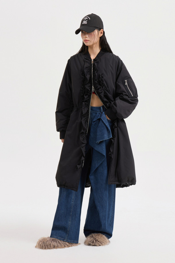 [Re-Order] [아뜰리에] 프릴 디테일 롱 패딩 점퍼는 여성 고객을 위한 겨울철 필수 아이템입니다. 페미닌한 무드를 더하는 프릴 디테일과 롱 기장, A라인 핏으로 세련된 실루엣을 연출합니다. 허리 및 밑단 스트링으로 사이즈 조절이 가능하며, 소매 포켓과 경량 소재로 실용성을 더했습니다. 부드러운 촉감의 폴리에스테르 소재로 제작되어 편안한 착용감을 선사하며, 데이트룩과 출근룩 등 다양한 TPO에 미니멀, 클래식, 로맨틱 스타일로 연출하기 좋습니다. 블랙 컬러의 무지 디자인으로 어떤 옷에도 쉽게 매치할 수 있습니다.
