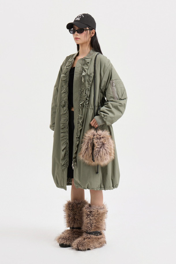 [Re-Order] [아뜰리에] 프릴 디테일 롱 패딩 점퍼는 여성 고객을 위한 겨울 시즌 필수 아이템입니다. 페미닌한 무드를 더하는 프릴 디테일과 롱 기장, A라인 핏으로 세련된 실루엣을 연출합니다. 카키 컬러의 무지 디자인에 지퍼 여밈 방식을 적용하여 편안하게 착용할 수 있으며, 허리 및 밑단 스트링으로 사이즈 조절이 용이합니다. 가볍고 따뜻한 폴리에스테르 소재에 로고 자수 디테일이 돋보이며, 데이트룩과 출근룩 등 다양한 TPO에 미니멀, 클래식, 로맨틱 스타일로 활용하기 좋습니다.
